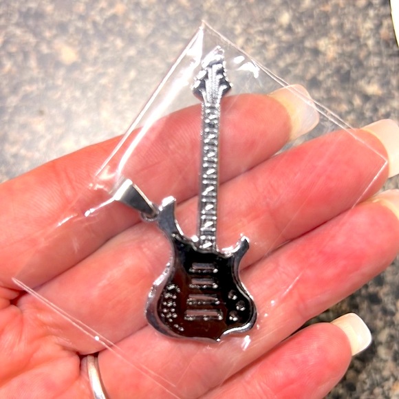 NWT 🎸 BLACK LEATHER CHAIN & BLACK/SILVER STAINLESS STEEL GUITAR PENDANT NECKLACE - Picture 2 of 5